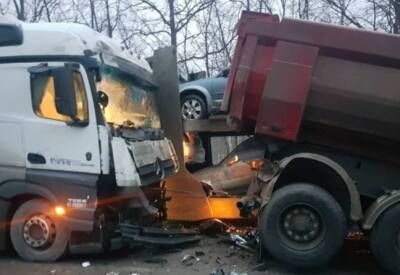 Трассу М5 перекрыли из-за крупного ДТП на границе Челябинской области и Башкирии