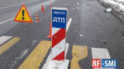 ​Два человека пострадали при столкновении такси и автобуса на востоке Москвы