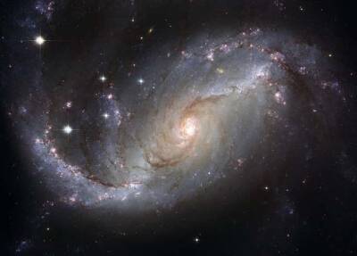 Телескоп Hubble запечатлел галактику с очень яркими звездами и мира
