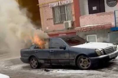 В центре Рязани загорелся автомобиль Mercedes
