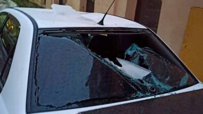 Упавшая с крыши наледь разбила заднее стекло автомобиля на Шпалерной улице в Петербурге