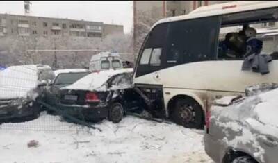 Шесть человек пострадали при аварии с автобусом в Саратове