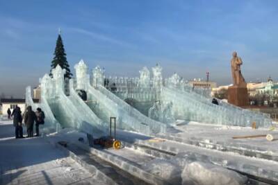 Сапожников показал процесс строительства ледовых городков на площадях Ленина и Труда