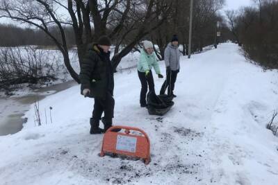 Жители Великого Новгорода борются со скользкими дорожками с помощью кофе