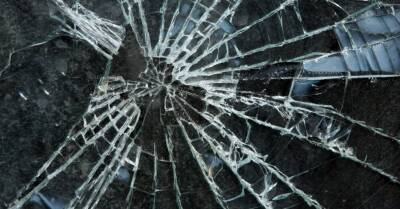 Одурманенный подросток выбил стекла в двух автомобилях