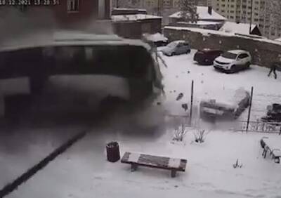 В Саратов «взбесившийся» автобус протаранил семь припаркованных машин