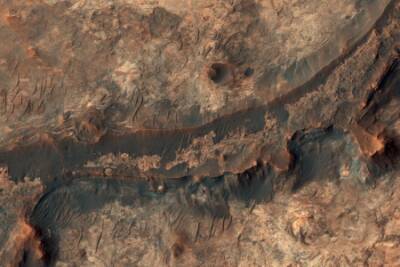 На Марсе обнаружили русло древней реки и огромные залежи воды