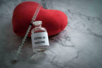 Исследование: вакцина Moderna вызывает миокардит в 4 раза чаще, чем Pfizer