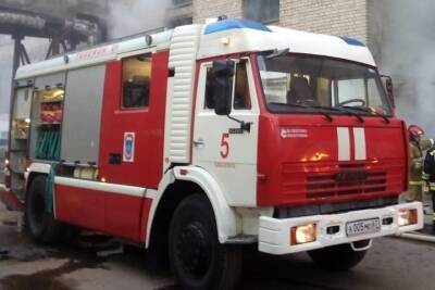 В Смоленске пожарные тушили недостроенный дом