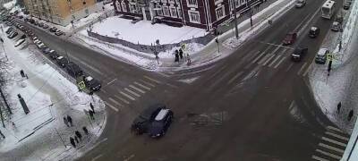 Автомобили раскидало по дороге после жесткого ДТП в центре Петрозаводска (ВИДЕО)