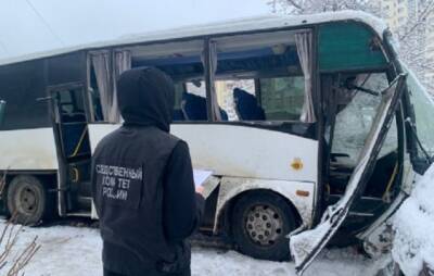 Отказали тормоза: в Саратове пассажирский автобус въехал во двор жилого дома