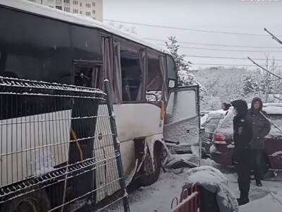 В Саратове автобус с отказавшими тормозами протаранил во дворе 7 машин, пострадали люди (видео)