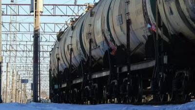 В Самарской области загорелся локомотив грузового поезда с нефтью