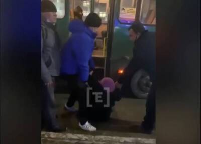 Водитель и кондуктор на Урале выволокли пенсионерку из автобуса и выбросили в грязь