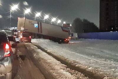 Огромная пробка в Саратове: в ДТП попали фура и два легковых авто