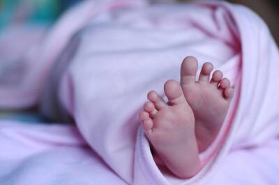 Семимесячный малыш запойной петербурженки попал в больницу с травмами