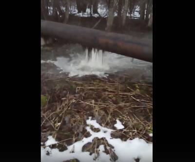 Водопад хлещет из прорванной трубы в Сланцах – видео