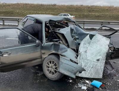На трассе в Ростовской области водитель ВАЗа погиб после столкновения с трактором 18 декабря