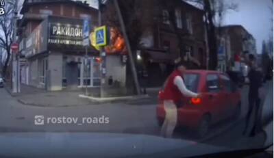 Драку с пешеходом, которого чуть не сбила в Ростове днем 18 декабря закатила водитель