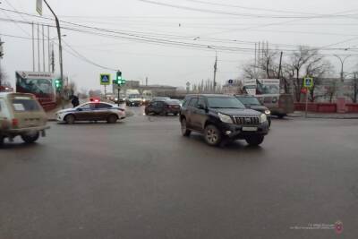 На севере Волгограда при столкновении иномарок пострадала женщина