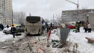 Протаранил парковку: в Саратове у автобуса, ехавшего с горы, отказали тормоза - Русская семерка