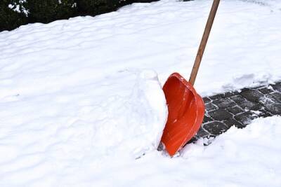 Дворник арзамасского автосалона умер во время уборки снега