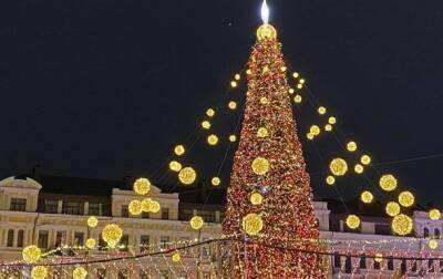 В Киеве зажгли главную новогоднюю елку Украины