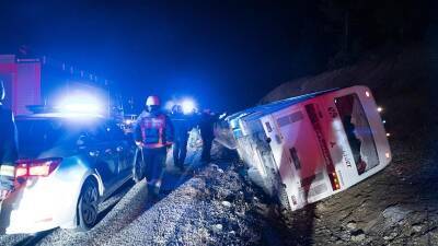 В Турции перевернулся пассажирский автобус, есть погибшие и раненые