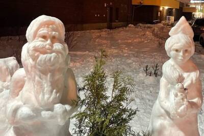 Жители украсили Всеволожск снежной скульптурой Деда Мороза и Снегурочки
