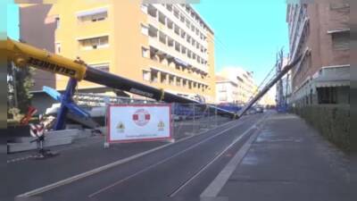 Два строительных крана рухнули в Турине
