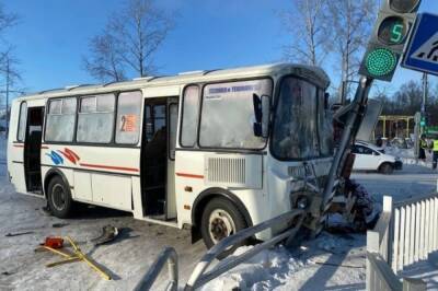 В Комсомольске-на-Амуре столкнулись пассажирский автобус и большегруз