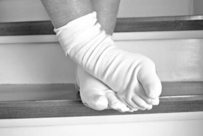 Пятна на пальцах ног могут оказаться следствием высокого холестерина