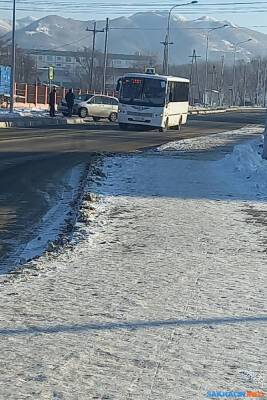 Пассажирский автобус попал в ДТП в Южно-Сахалинске