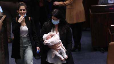 Кнессет прекратит на месяц работу в знак солидарности с родившей дочь депутатом Пинто