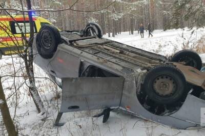В Татарстане на большой скорости автомобиль вылетел с трассы и опрокинулся на крышу