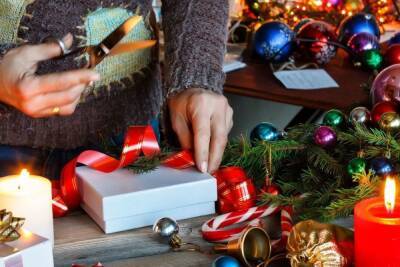 Петербуржцам рассказали, как не разориться на новогодних подарках
