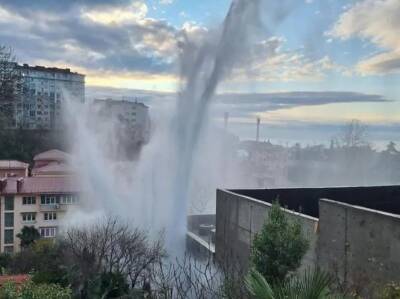 Из-за ЧП в Сочи забил фонтан высотой 23 метра