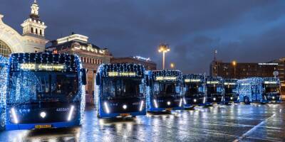 В Москве празднично украсили общественный транспорт к Новому году