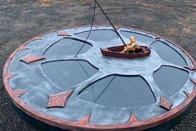 Необычные солнечные часы установили в Мирожском парке