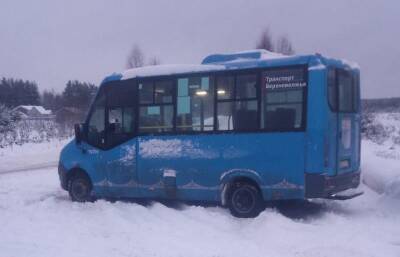 В Тверской области пассажирам пришлось выталкивать застрявший автобус