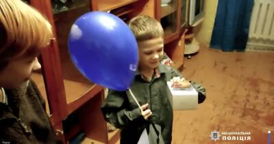 Копы Чернигова подарили смартфон 8-летнему мальчику, который мыл машины возле ТРЦ (видео)