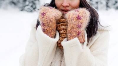 Дерматолог назвала причины аллергии на холод