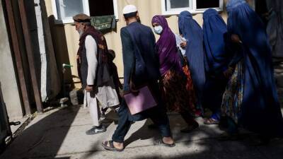 В Кабуле выстроились длинные очереди за паспортами