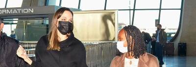 Анджелину Джоли засняли в аэропорту Вашингтона с дочерью Захарой