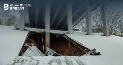 В Зеленодольске под мостом обрушилась часть бетонного укрепления склона