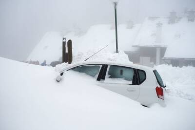 Петербургские коммунальщики «похоронили» в снегу припаркованный у обочины автомобиль