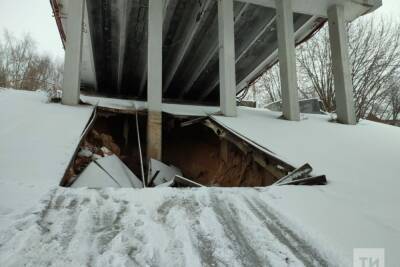Часть бетонных укреплений склона разрушилась под мостом в Зеленодольске