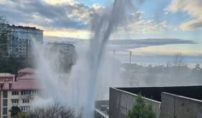 В Сочи оползень повредил магистральный водовод: «гейзер» бьет на 23 метра (Видео)