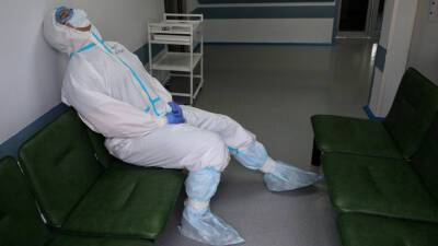 Главврач больницы в Москве Лысенко заявила об усталости медиков из-за смертей от COVID-19