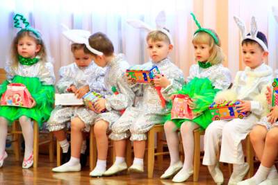 Воспитанники новгородских детсадов смогут увидеть родителей на утренниках